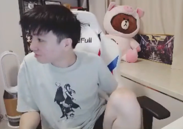 Letme单手和老婆solo,输了直播惩罚亲脚:好恶心啊,还有脚毛