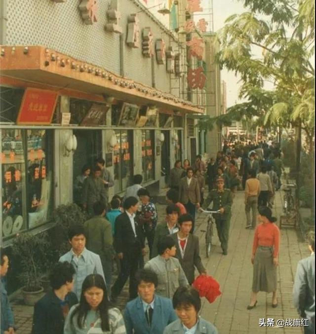 搭乘拖拉机，同行妇女笑：别看你是当兵的，你有点笨