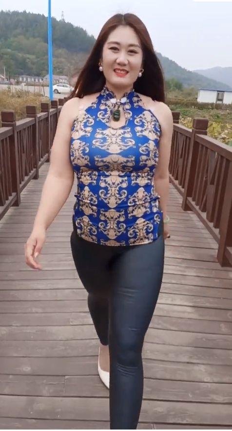 农村大姐姐穿肚兜出门“充气娃娃”笑的灿烂，紧身裤裹的有点窄