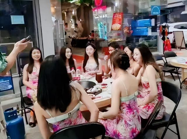 叶璇穿“小三裙”直播蹭流量,回看她的28位前任,比董小姐还豪放