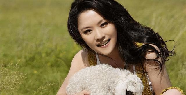 她是央视最穷主持人，工作22年不涨工资，43岁凑够首付买房