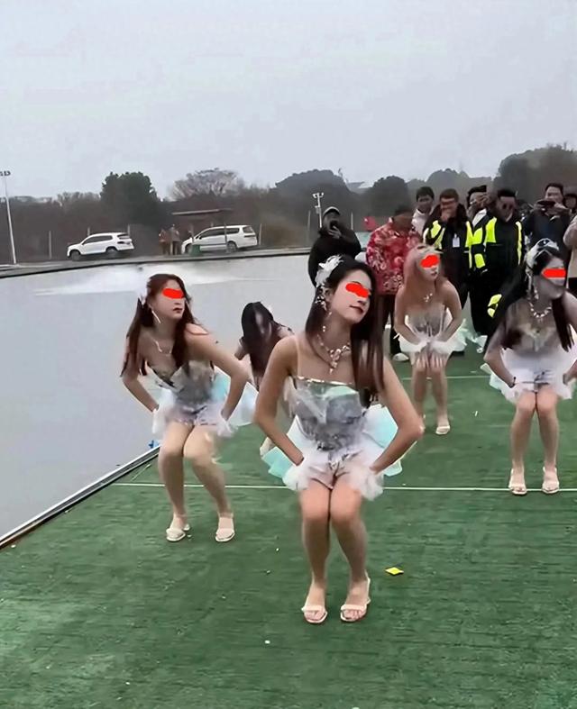 女团鱼塘边热舞助兴,钓友纷纷围观忘我,鱼竿闲置一旁