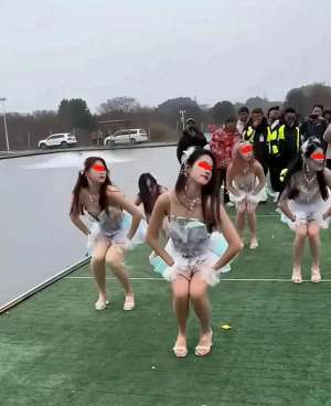 女主播青草热舞直播(女团鱼塘边热舞助兴，钓友纷纷围观忘我，鱼竿闲置一旁)