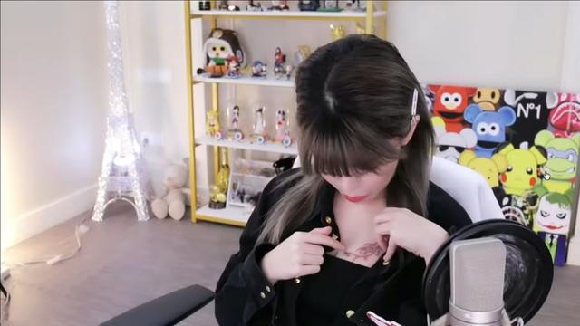 周淑怡直播热舞，后背“恶魔双翅”出镜，粉丝：她身上有4个纹身