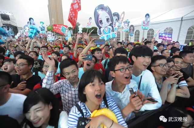斗鱼嘉年华人山人海,冯提莫演唱《佛系少女》燃爆全场