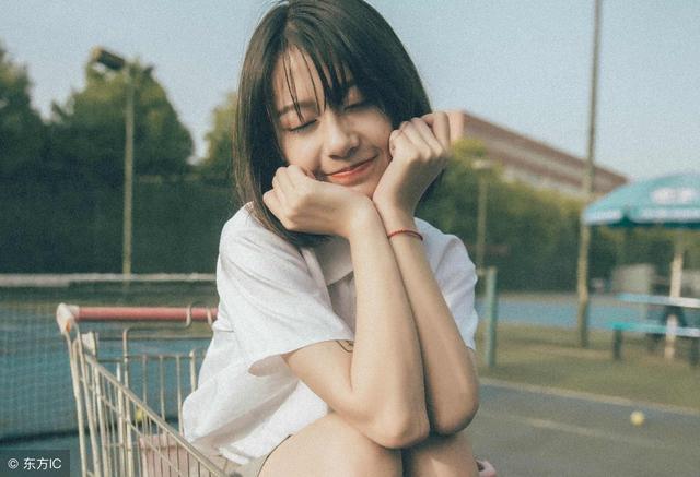 小说：小伙穿越成哈士奇，被美女主播收养，每天都要求抱抱