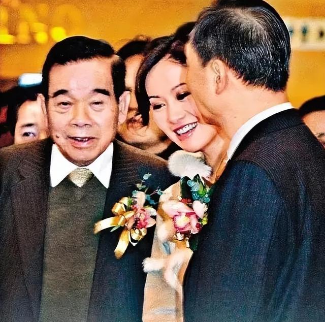 叶璇穿“小三裙”直播蹭流量,回看她的28位前任,比董小姐还豪放