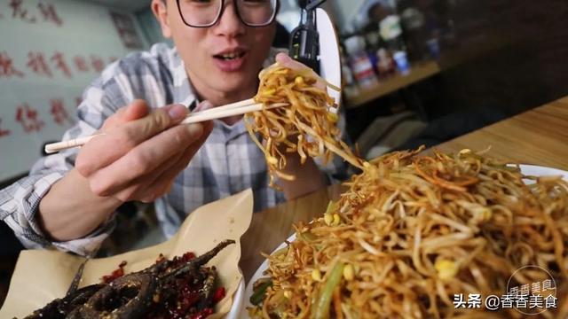 “掐着头，捏着腰，顺着脖子往下薅”，打一美食