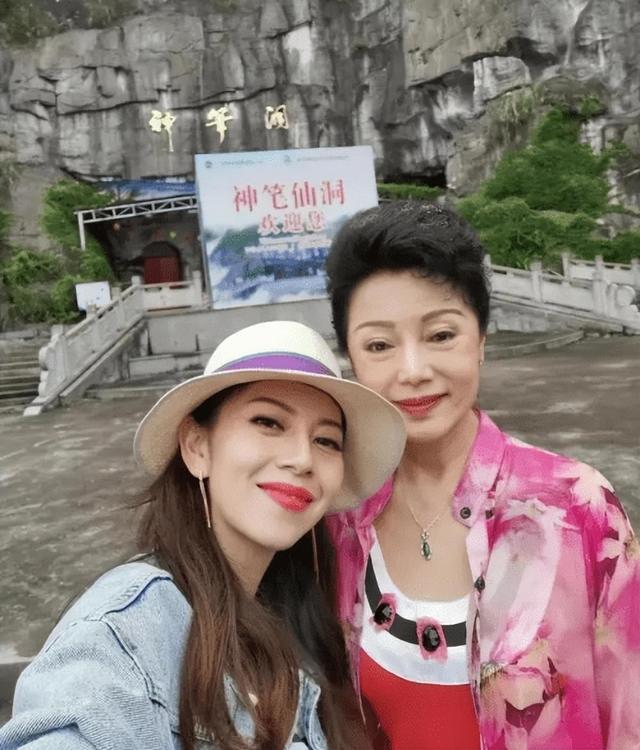65岁的“广东一枝花”侯玉婷：曾和霍震霆传绯闻，如今成模范婆婆