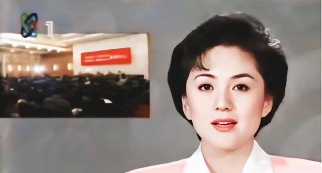 海霞：21岁成央视主播，28岁嫁清华教授，如今52岁官宣新身份