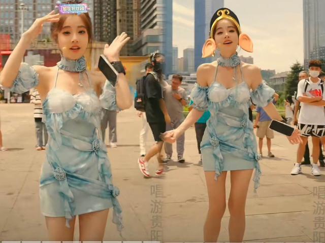 冯提莫直播换装，身穿蓝色吊带短裙唱歌热舞，网友：也不矮呀！