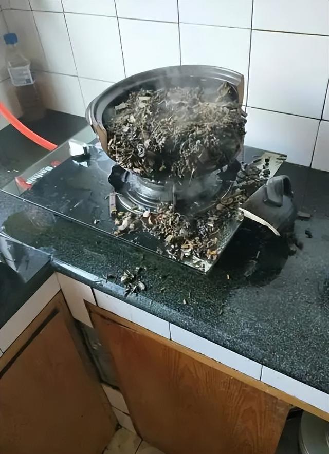 “老公水开了,帮我倒面粉吧”,只是随口一句,瞬间家毁人亡