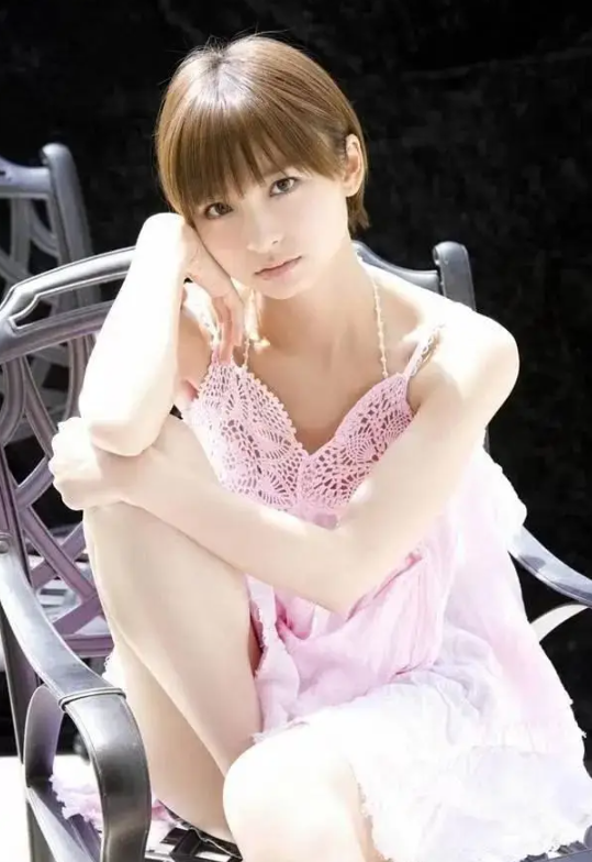 日本清纯女星被曝爱点男模运动,封杀后“下海”重回顶流?