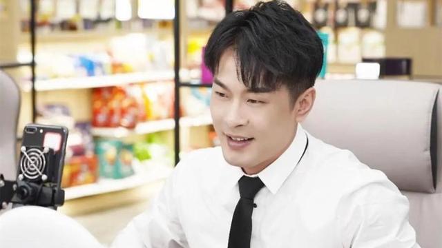 中国享受互联网发展红利的十大网红!1、疯狂小杨哥,2、辛巴