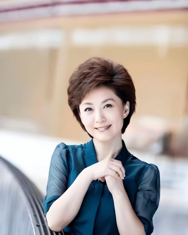 海霞：21岁成央视主播，28岁嫁清华教授，如今52岁官宣新身份