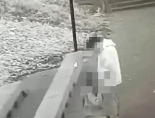 前有两干部直播，后有户外男女野战，还带实时解说的，音画同步！