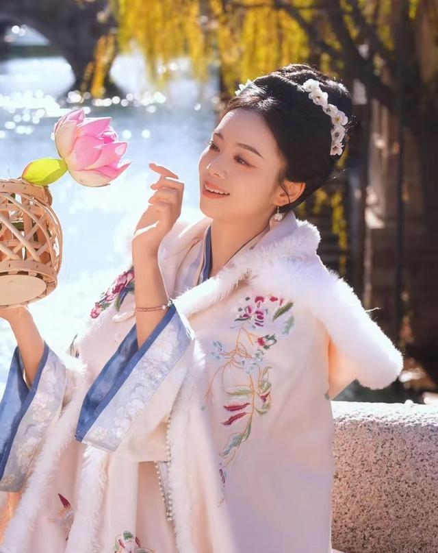 美爆了!与辉同行山东行,四个女主播的古风妆造,一个比一个好看