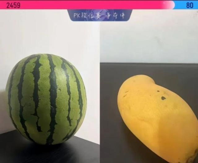 女主播被香蕉打败,给苹果刷跑车,这个世界简直癫的可怕…