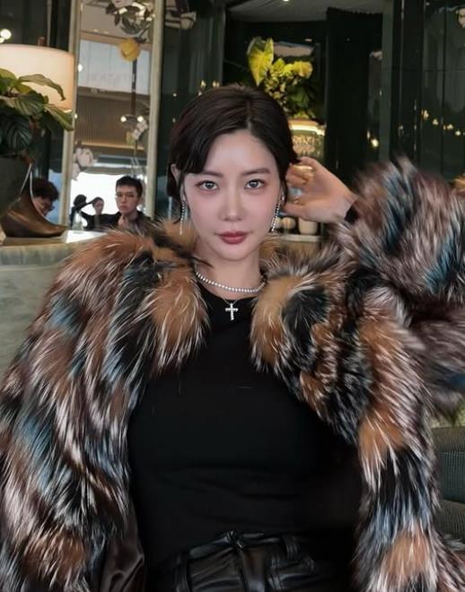 韩国知名女星，干练短发亮相，时尚粗花呢外套，引领新年时尚