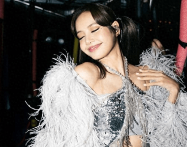 Lisa出席疯马秀，VIP可以竞价抚摸，疑似还有“无裤”高抬腿动作