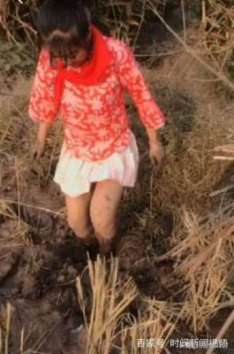 快手抓黄鳝的女主播(女主播发戴红领巾捕鱼视频被拘 警方：亵渎红领巾象征的爱国英烈)