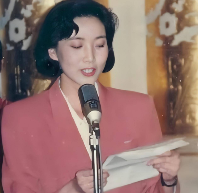 央视“首席女主播”李修平：42岁再婚嫁大10岁丈夫，至今无儿无女