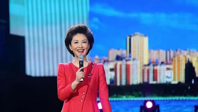 海霞：21岁成央视主播，28岁嫁清华教授，如今52岁官宣新身份