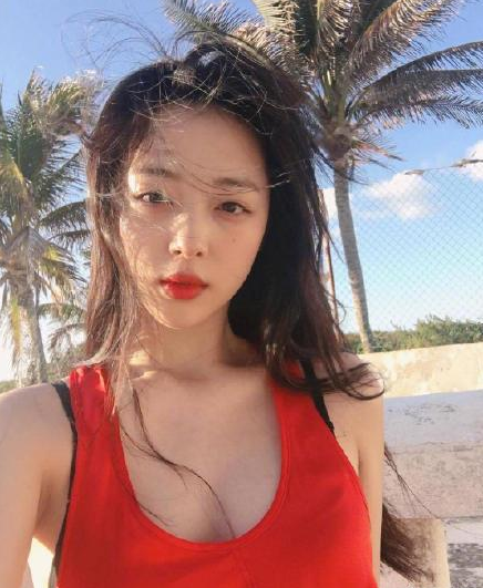 具荷拉直播时痛哭！韩国女艺人崔雪莉家中身亡 雪莉最后一条ins图写了什么内容