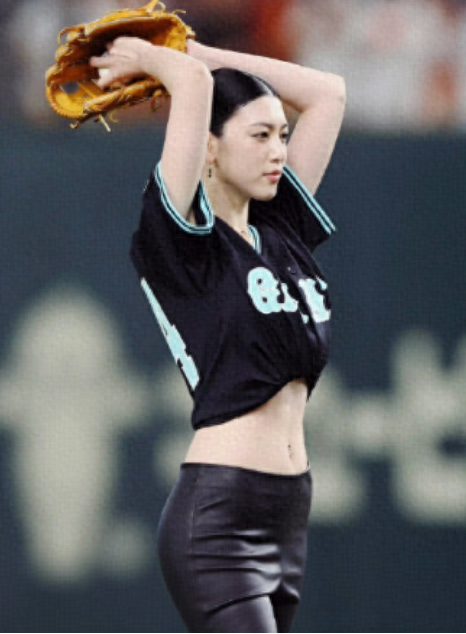 “性感女神”三吉彩花亮相棒球场！紧身皮裤小蛮腰，又美又飒