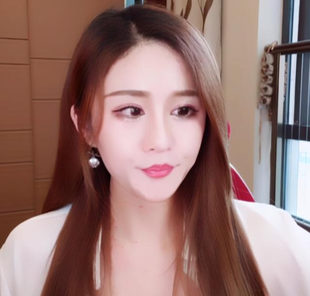 斗鱼女主播透露颜值一姐三个月能赚两千万 大哥送宝马车她看不上