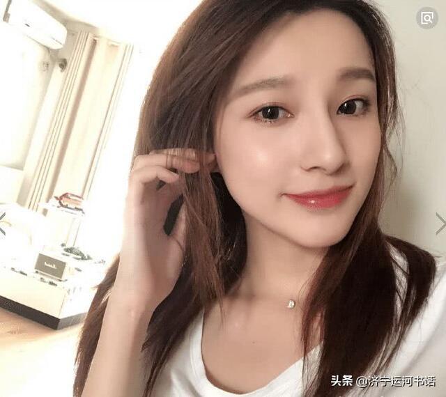 董卿接班人马凡舒，走秀时内裤滑落，坦然回应：谁爱看谁看！