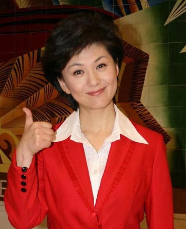 海霞：21岁成央视主播，28岁嫁清华教授，如今52岁官宣新身份