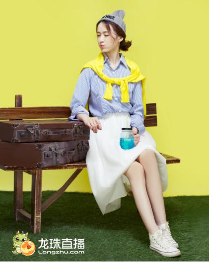  龙珠美女主播又撞脸 周冬雨开直播玩DNF？ 