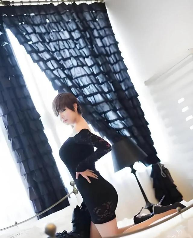 韩国顶级模特柳智惠：从车展到直播的多彩人生