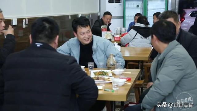 “掐着头，捏着腰，顺着脖子往下薅”，打一美食