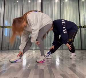 翘臀美女主播热舞(央视主持朱迅跳性感舞细腿翘臀身材不输明星，摆胯摸腿好撩人)