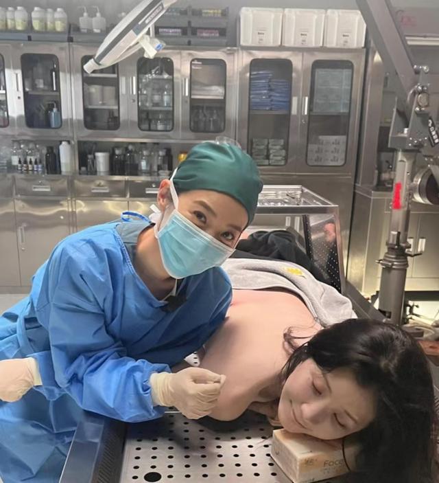 好拼！前TVB小花利颖怡露背扮死尸，只遮下半身称是最大尺度演出