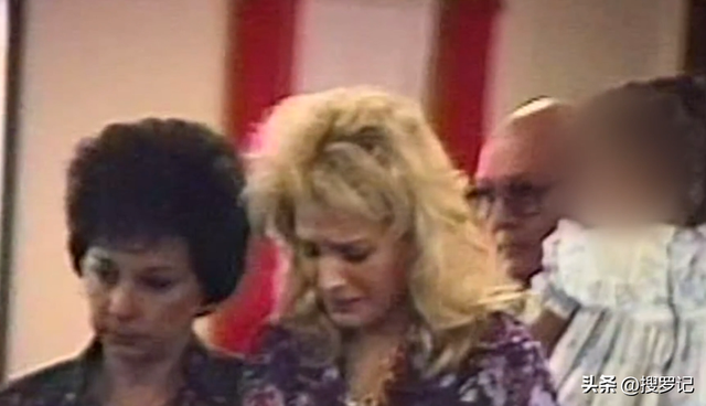 小镇美女出道即巅峰,失去丈夫后爆出真相,与众不同的兔女郎