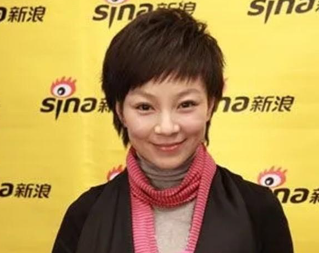 央视天气预报主持人王蓝一，女儿笑笑与妈妈很像，老公是谁已成谜