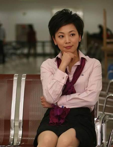 央视主持劳春燕：曾被传去世，与丈夫分居多年，年近半百仍似少女