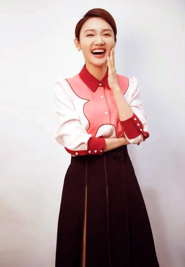 33岁央视主播龙洋：曾曝是“月光族”，单身原因是择偶标准太高？