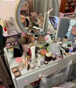 美女主播6房间视频(这就是你们的女神？女主播房间脏得像“猪圈”，上厕所直接用尿壶)