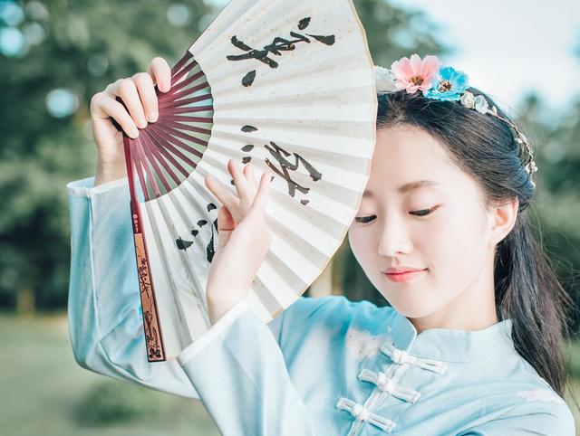 小说:末世女王穿成小农女,父母双亡,留下年幼弟妹和一大笔外债