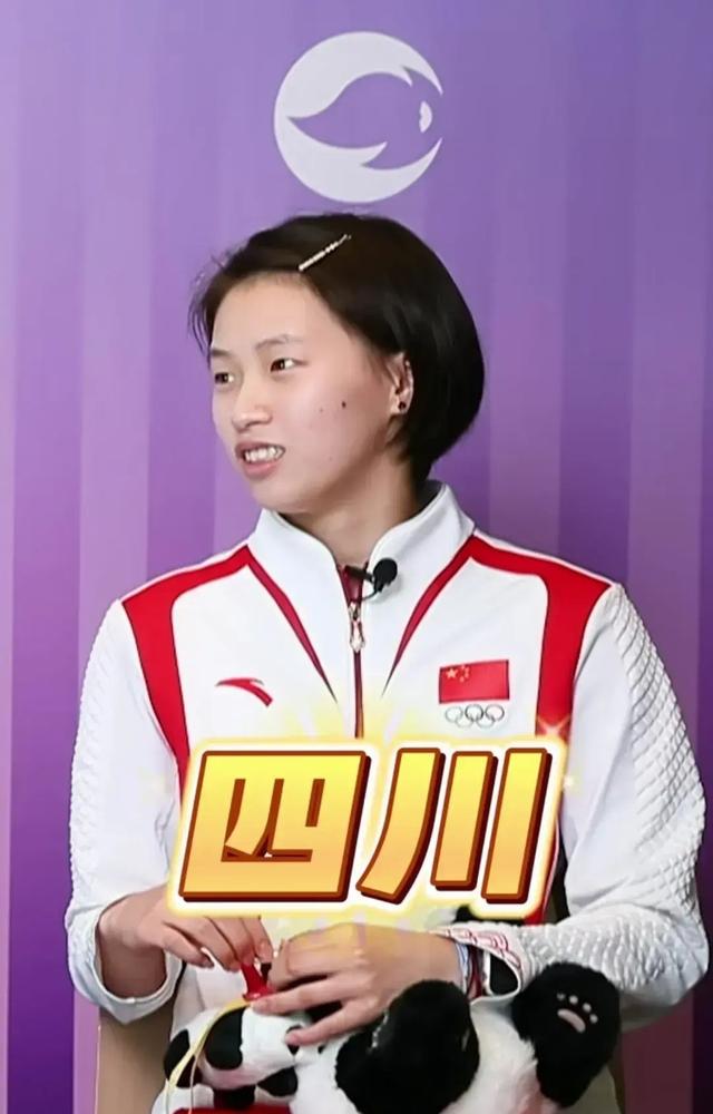 陈芋汐中秋节与家人现身四川大熊猫基地，未带保镖打扮朴素像路人