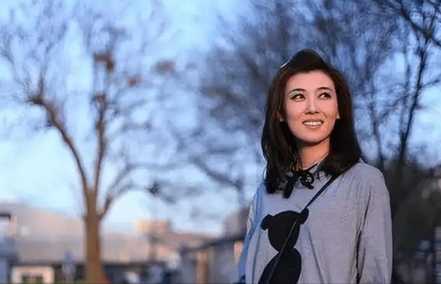 央视主持人李红：因出身被造谣嫁入豪门，如今46岁的她怎样了