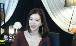 在龙珠直播的韩国女主播(韩国2美女主播同台劲舞引爆眼球~看看谁才是网友最爱~)