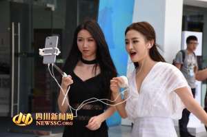 卖萌的女主播视频(【川网带你逛车展】网络女主播现身成都车展 嘟嘴卖萌)