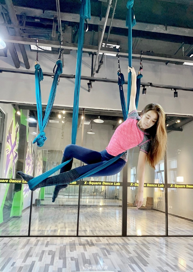 央视主持朱迅跳性感舞!细腿翘臀身材不输明星,摆胯摸腿好撩人