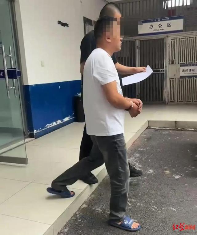 女主播凌晨马路边直播,拒绝宝马司机搭讪后被撞?警方回应