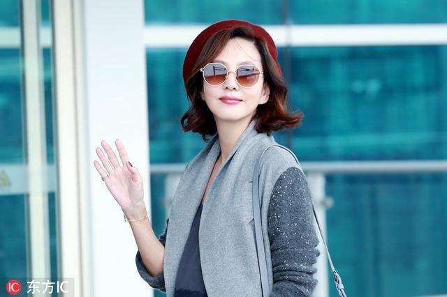 《迷雾》女主金南珠戴红色贝雷帽走名媛风,47岁气质不输俞飞鸿